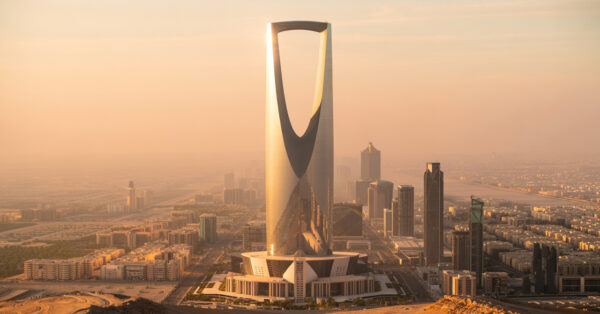 Essa torre de 2 km que está sendo construída em Riyadh promete ser o edifício mais alto da história — 10 vezes mais alto que o Cristo Redentor